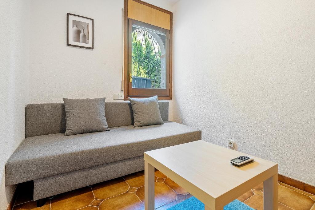 Posezení v ubytování Charming Mediterranean house with private jacuzzi sea and mountain views
