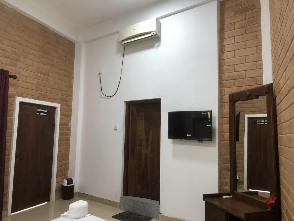 TV a/nebo společenská místnost v ubytování Hotel Varsha