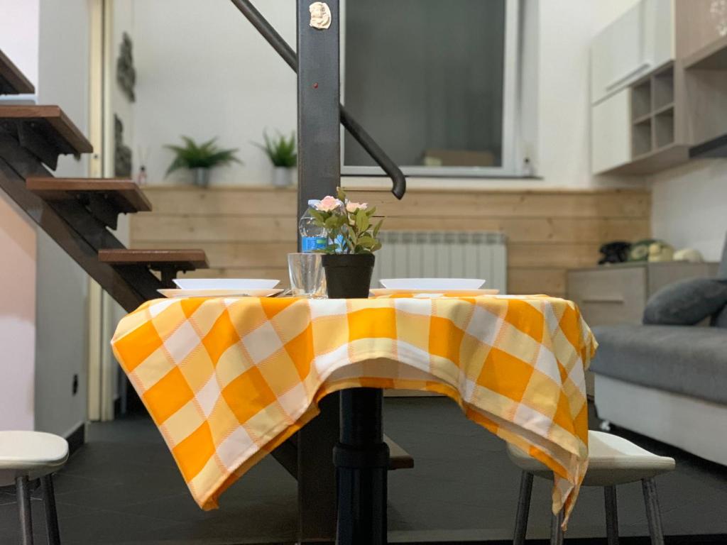 une table avec un chiffon de table blanc et orange dans l'établissement Delizioso appartamento con soppalco, à Gênes