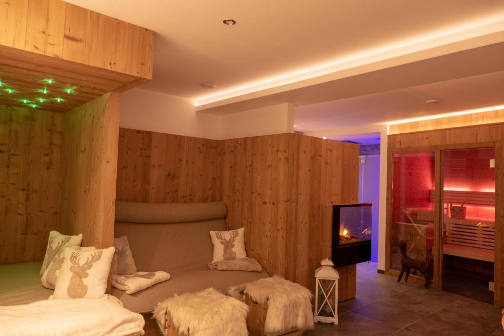 カンピテッロ・ディ・ファッサにあるResidence Villa Articのベッドルーム(ベッド1台、テレビ付)
