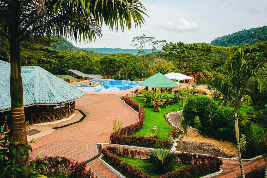 una vista aérea de un complejo con piscina en Hosteria Orkidea Lodge, en Puyo