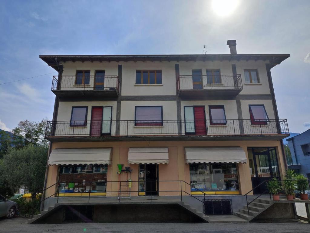 un grand bâtiment avec des fenêtres et des balcons. dans l'établissement Casa Celeste, à Farra dʼAlpago