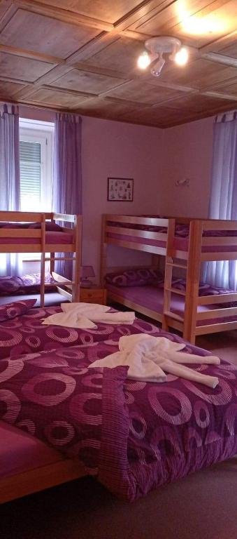 Postel nebo postele na pokoji v ubytování Garni Fluela Susch