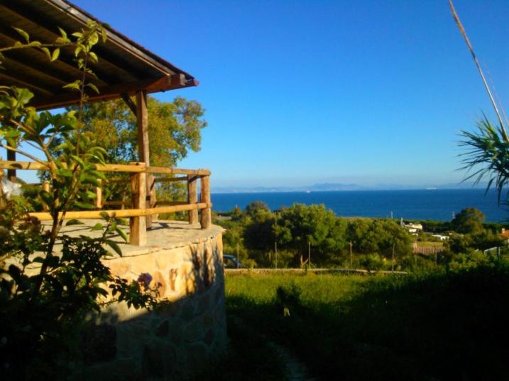 a wooden building with a view of the ocean at Tarifa-Blick auf Afrika, Haus am Meer, Haustiere erlaubt in Tarifa