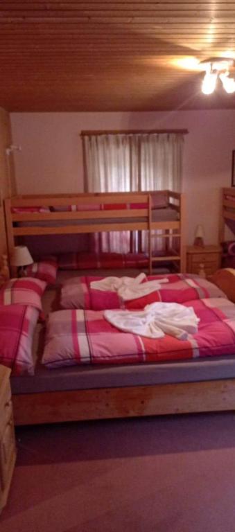 Postel nebo postele na pokoji v ubytování Garni Fluela Susch