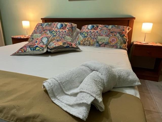 un letto con una coperta e due cuscini di Holiday Gole Alcantara Graniti Room a Graniti