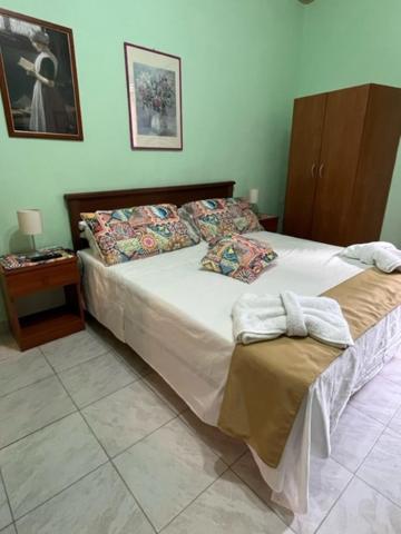 Postel nebo postele na pokoji v ubytování Holiday Gole Alcantara Graniti Room