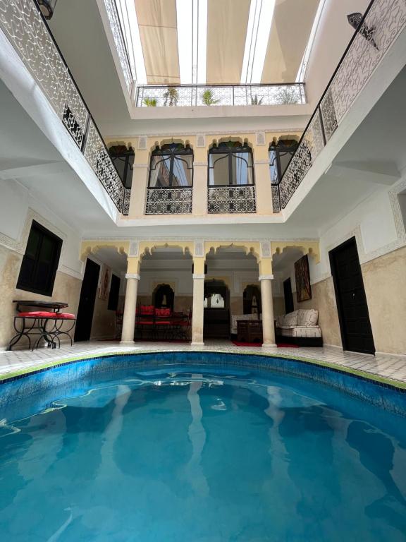 Piscina de la sau aproape de Riad Miliana