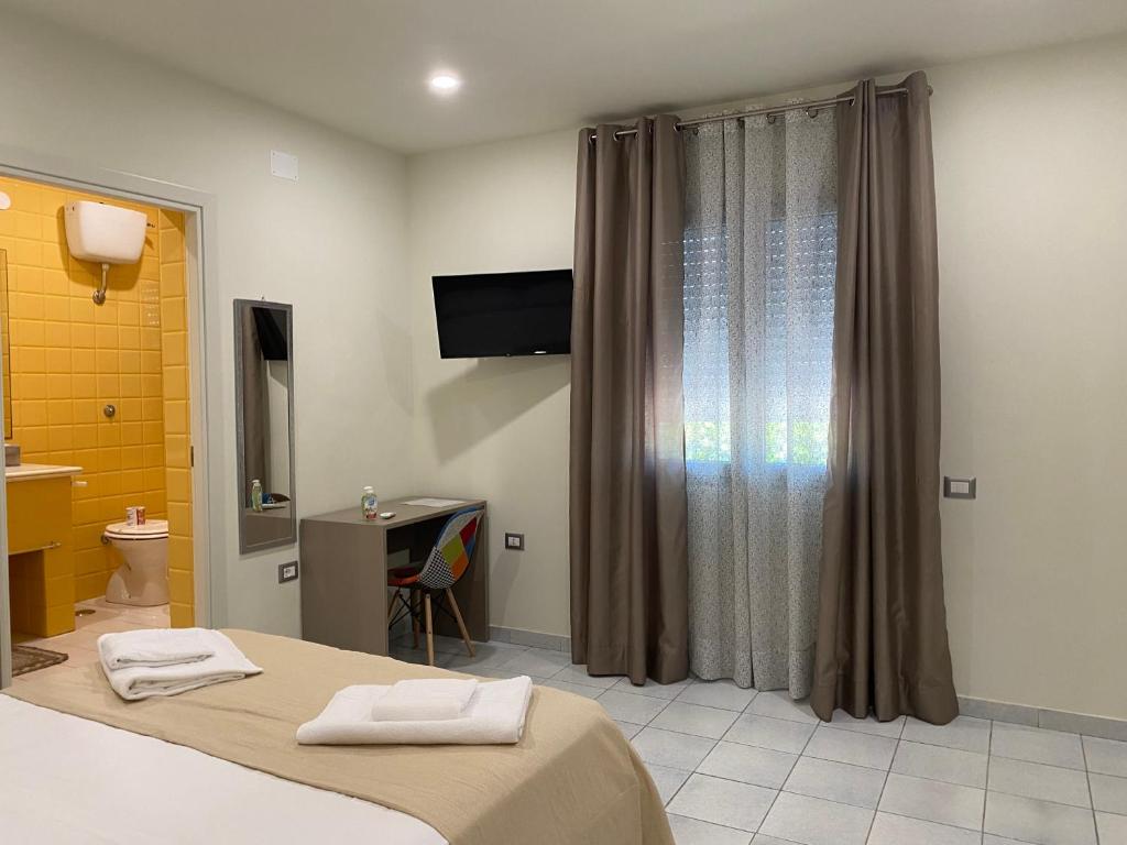 Televízia a/alebo spoločenská miestnosť v ubytovaní Akoya Rooms Capo Vaticano