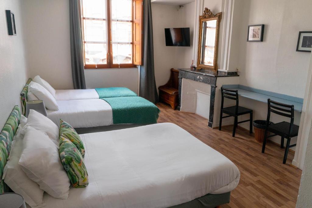 Postel nebo postele na pokoji v ubytování Hôtel Croix Baragnon