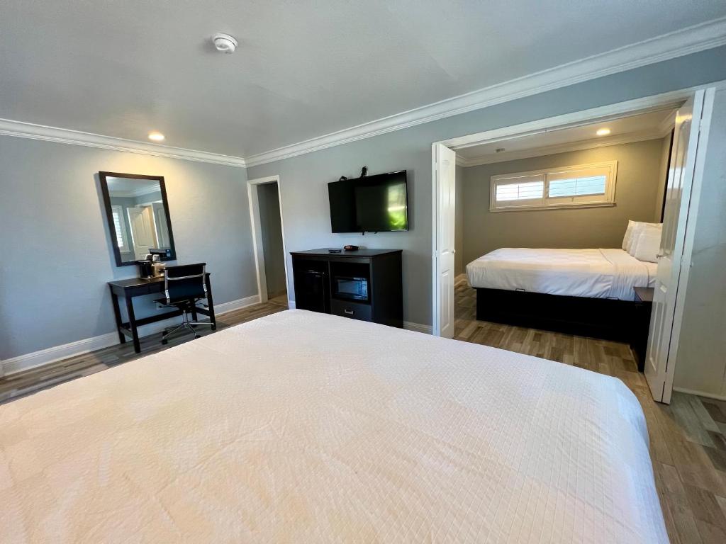 Aura Inn Monterey photo
