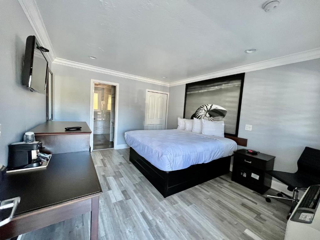 Aura Inn Monterey photo