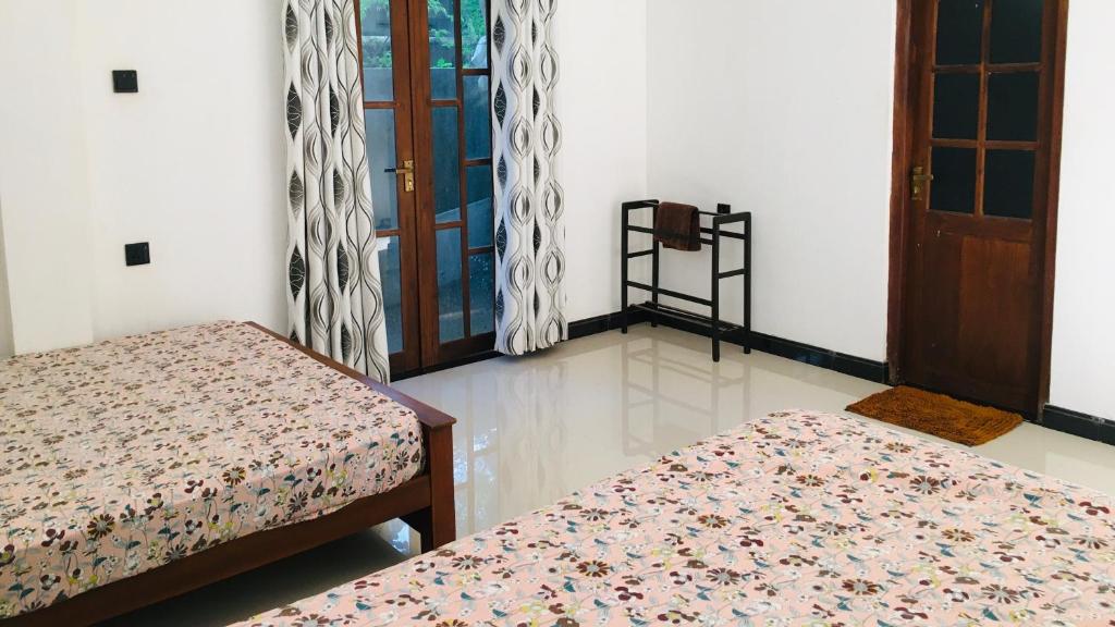 Postel nebo postele na pokoji v ubytování Yuthara - Anuradhapura