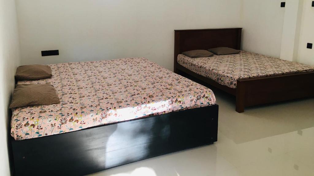 Postel nebo postele na pokoji v ubytování Yuthara - Anuradhapura