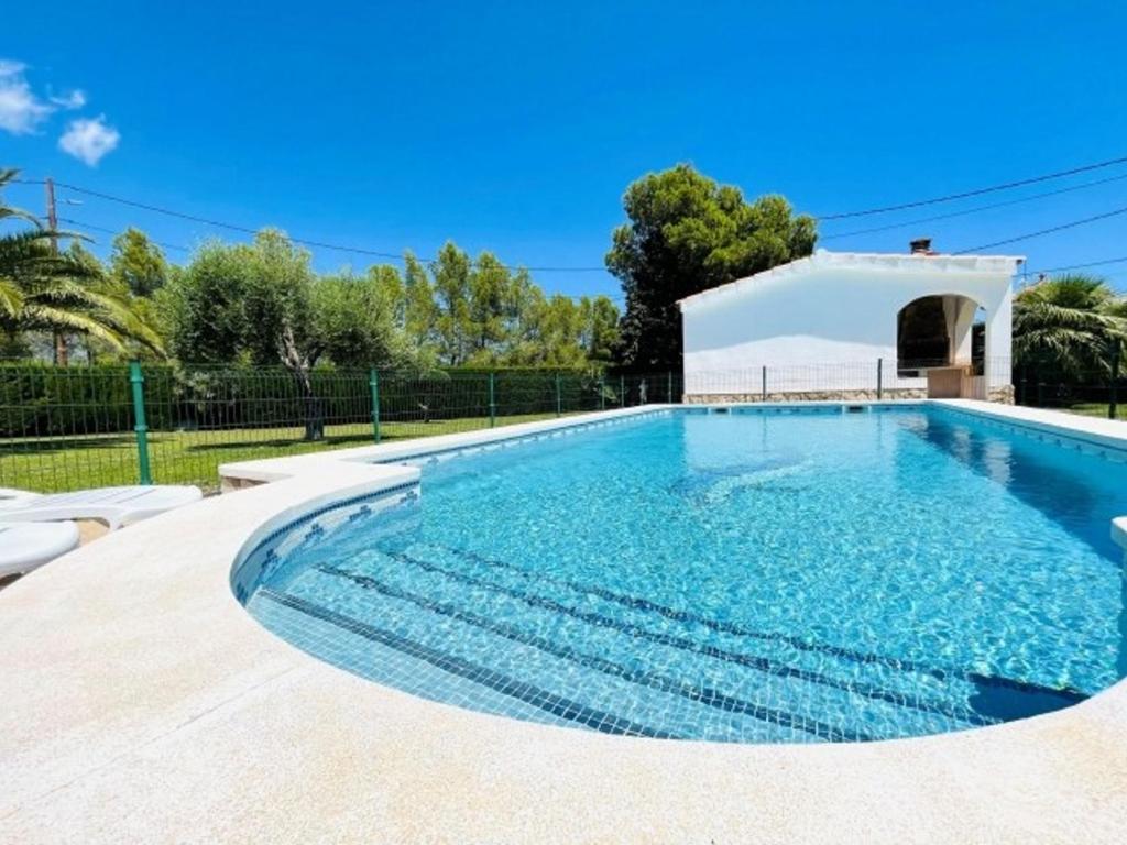 Villa L'Ametlla de Mar, 5 pièces, 8 personnes - HISP-217-14 في لا اميتلا دي مار: مسبح بمياه زرقاء في ساحة