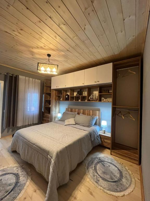 Łóżko lub łóżka w pokoju w obiekcie Guesthouse "Gjin Thana"