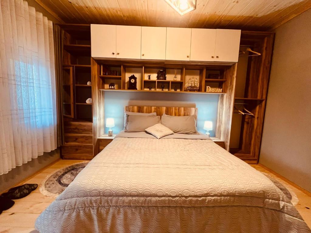 Łóżko lub łóżka w pokoju w obiekcie Guesthouse "Gjin Thana"