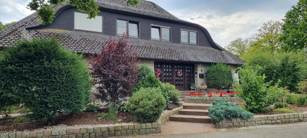 una casa nera con un giardino di fronte di STORCHENALLEE a Burg