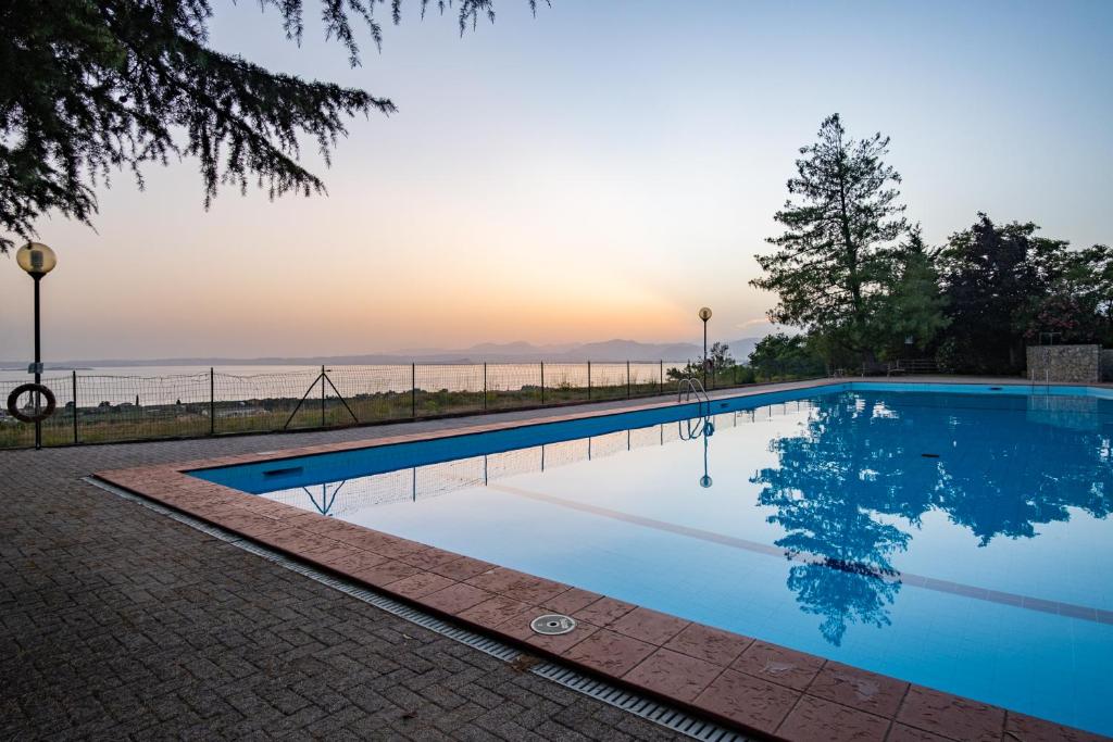 een zwembad met uitzicht op de oceaan bij Appartamento 'Casa Mirabella' in Cavaion Veronese