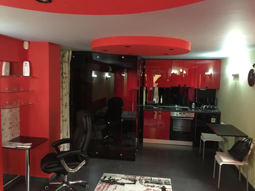 cocina con armarios rojos y techo rojo en Casa De Cristal en Sofía
