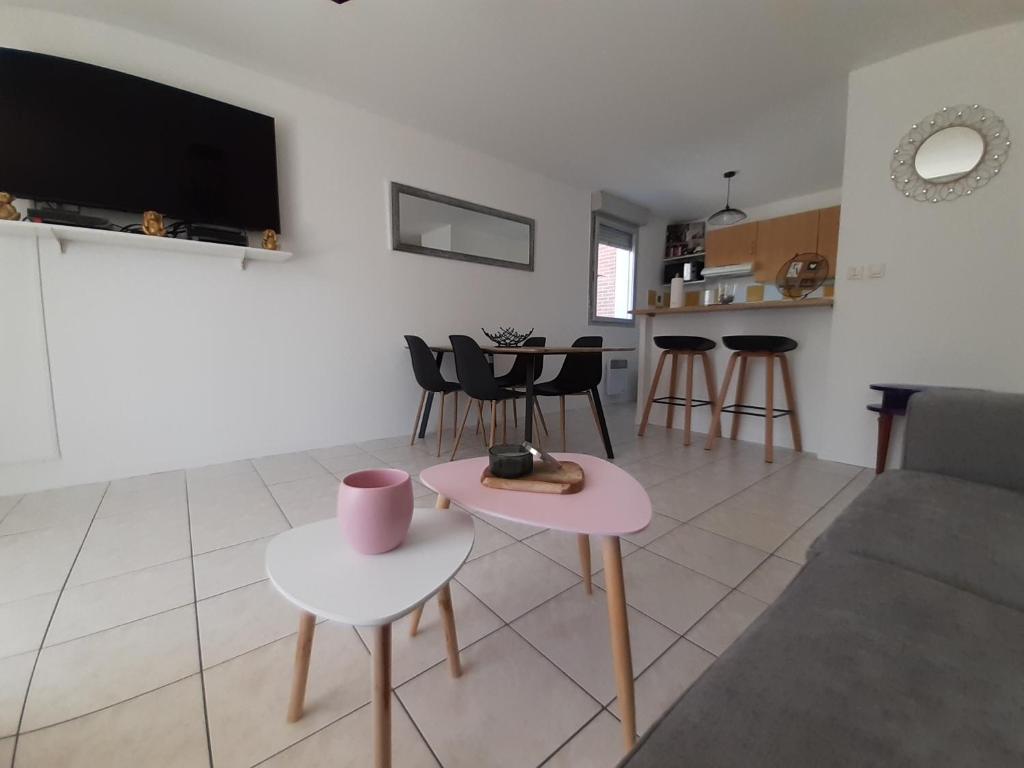 sala de estar con mesas, sillas y TV en 2 Bedrooms Confortable Wifi FIBRE ALL EQUIPMENT Provided Near Airbus Alten Expleo Thales Sopra, en Toulouse