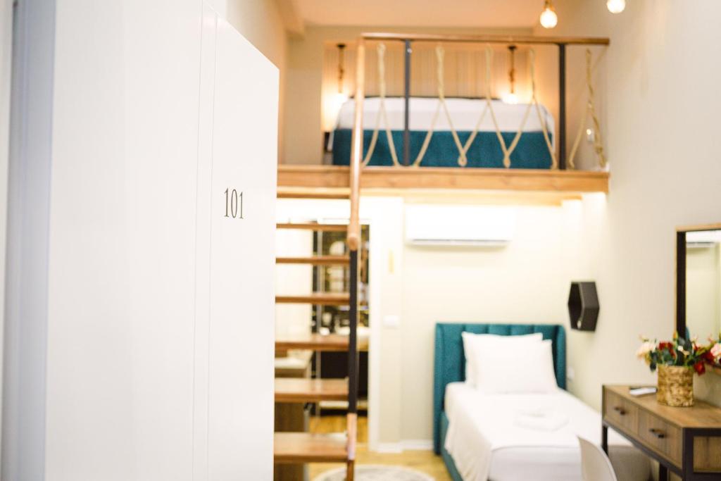 een kleine kamer met een stapelbed en een bureau bij Duplex Rooms in Korçë