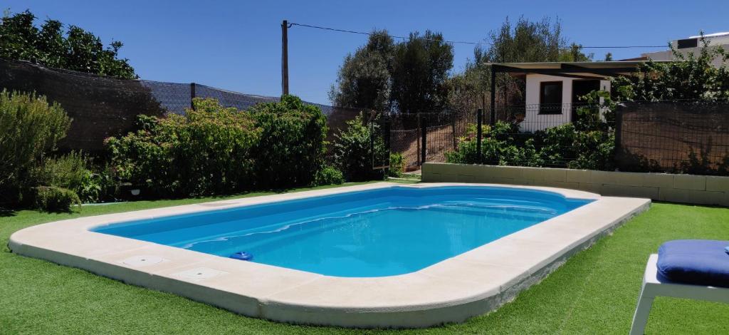 una piscina en un patio con un patio en El Arroyuelo, en Estepona