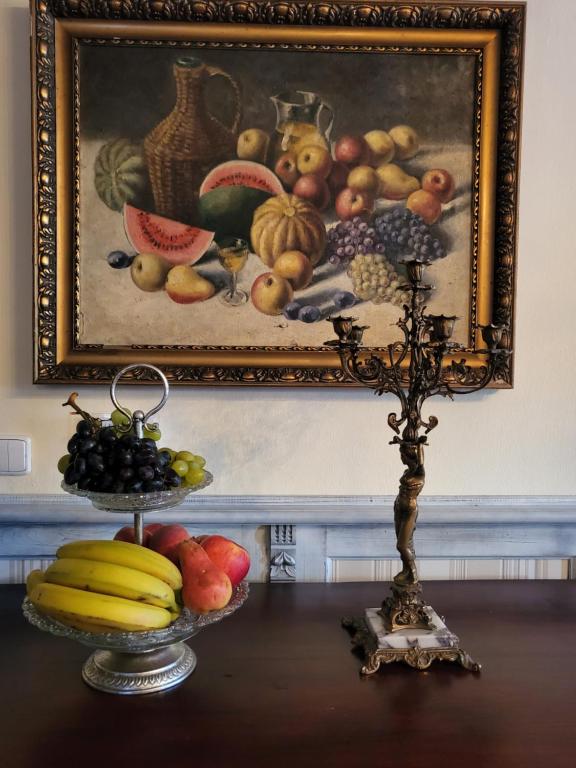 een schilderij van groenten en fruit op een tafel bij Apartmán u Anjela in Banská Štiavnica