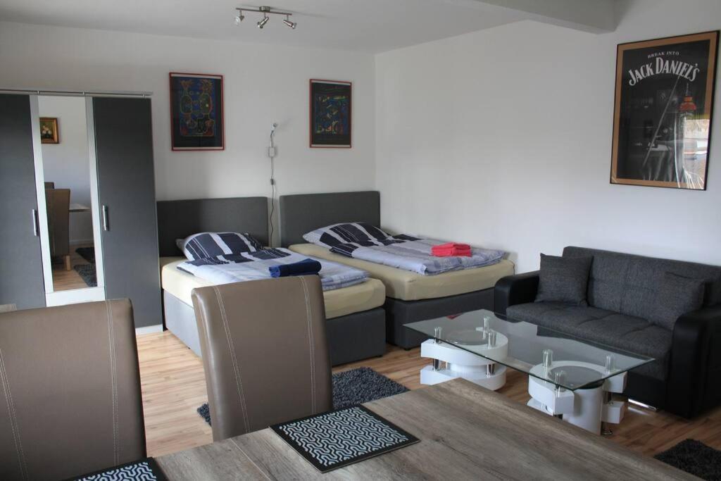 sala de estar con 2 camas y sofá en TOP Messe Ferienwohnung 81qm en Essen