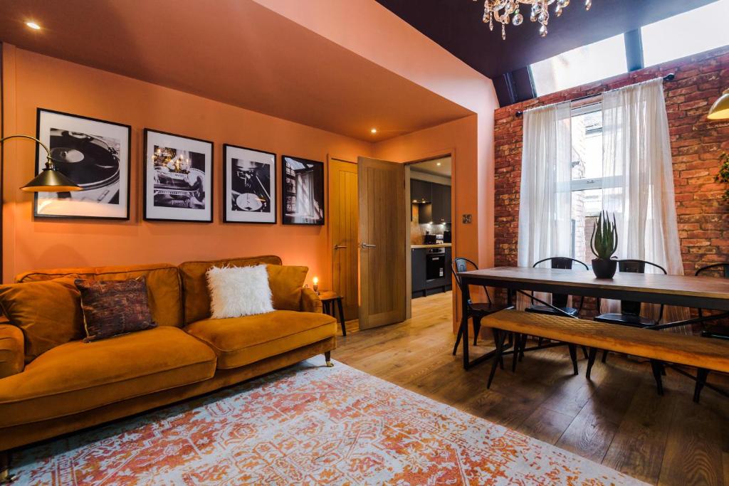 sala de estar con sofá y mesa en Four Bedroom Urban Home hosted by MCR Dens, en Mánchester