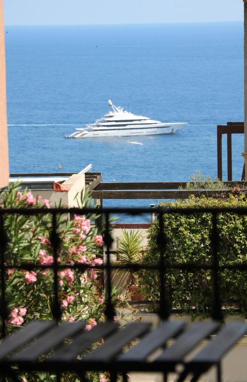 jacht w wodzie z statkiem wycieczkowym w obiekcie Casa Juturne 22, proximité Monaco w mieście Beausoleil