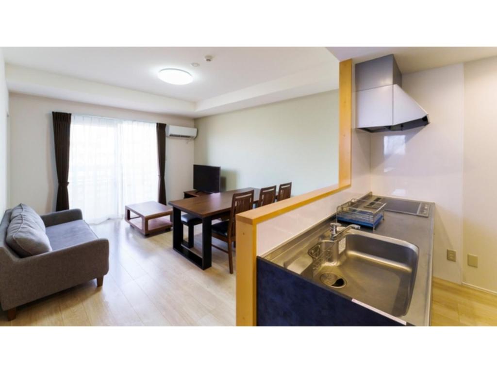 kuchnia i salon ze zlewem i stołem w obiekcie Bears Stay Kumejima Eef Beach - Vacation STAY 85672v w Kumejimie