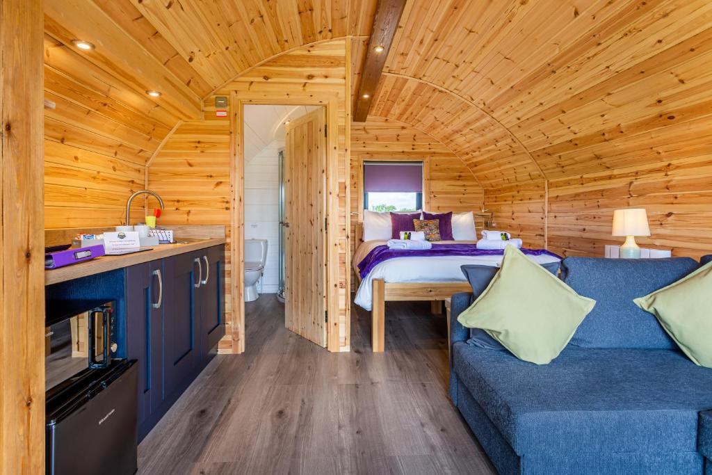 Posezení v ubytování Kings Caves Glamping