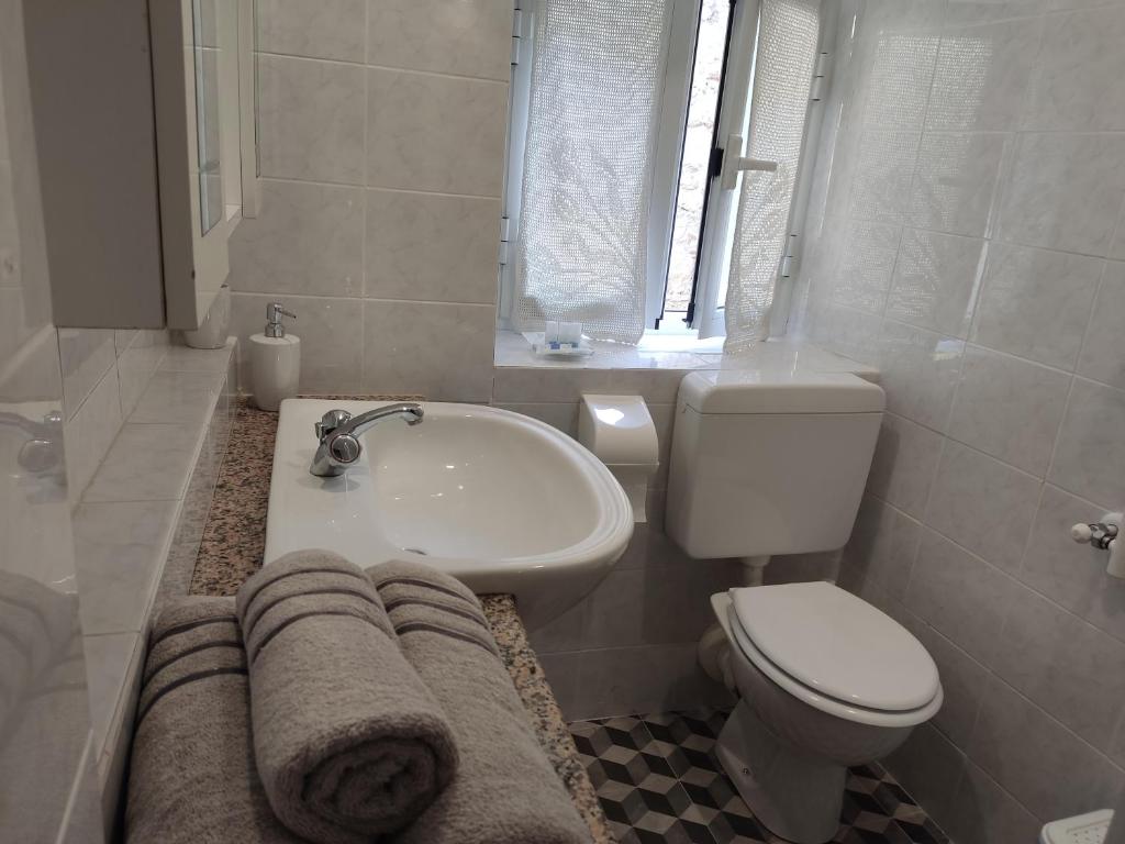 A bathroom at La Fortezza di Gavi -