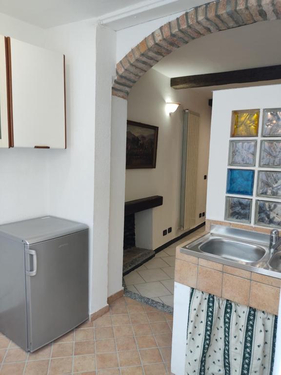 A kitchen or kitchenette at La Fortezza di Gavi -