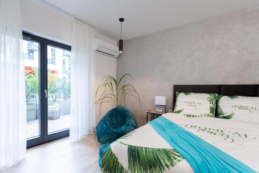 ein Schlafzimmer mit einem Bett und einem großen Fenster in der Unterkunft LuxuryCity Apartment with Terrace in Breslau