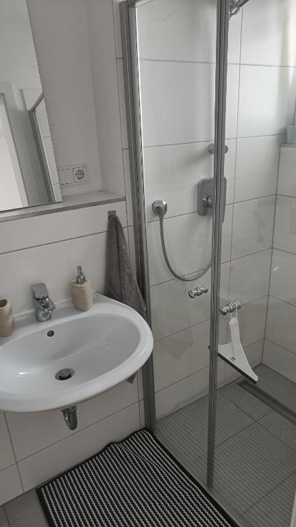 Koupelna v ubytování Apartments & möblierte Zimmer in Kahl am Main, kontaktloser Self Check-in, W-Lan, Schreibtisch, Duschbad, Küchenzeile, PKW-Plätze