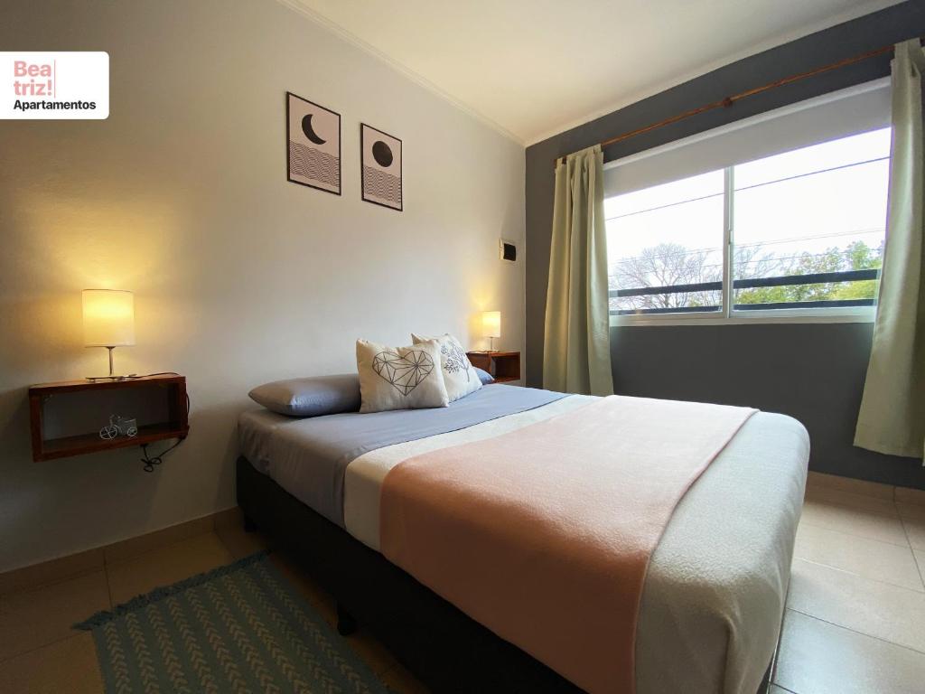 a bedroom with a large bed and a window at Beatriz Apartamentos - Dos Ambientes in General Pico