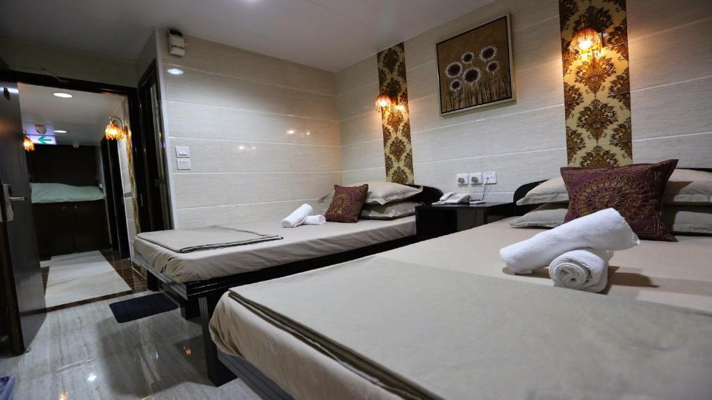 Ein Bett oder Betten in einem Zimmer der Unterkunft Asia Inn