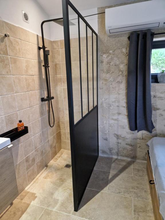 Koupelna v ubytování Bastide Bellugue Maison d'hôtes réseau Bienvenue à La Ferme à 3 minutes de Lourmarin