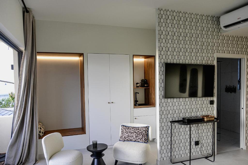 TV a/nebo společenská místnost v ubytování Le Martin Boutique Hôtel