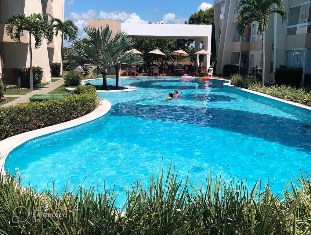 - une grande piscine bleue pour 2 personnes dans l'établissement Guarajuba Porto Smeralda - Terreo, nascente e ventilado, à Guarajuba