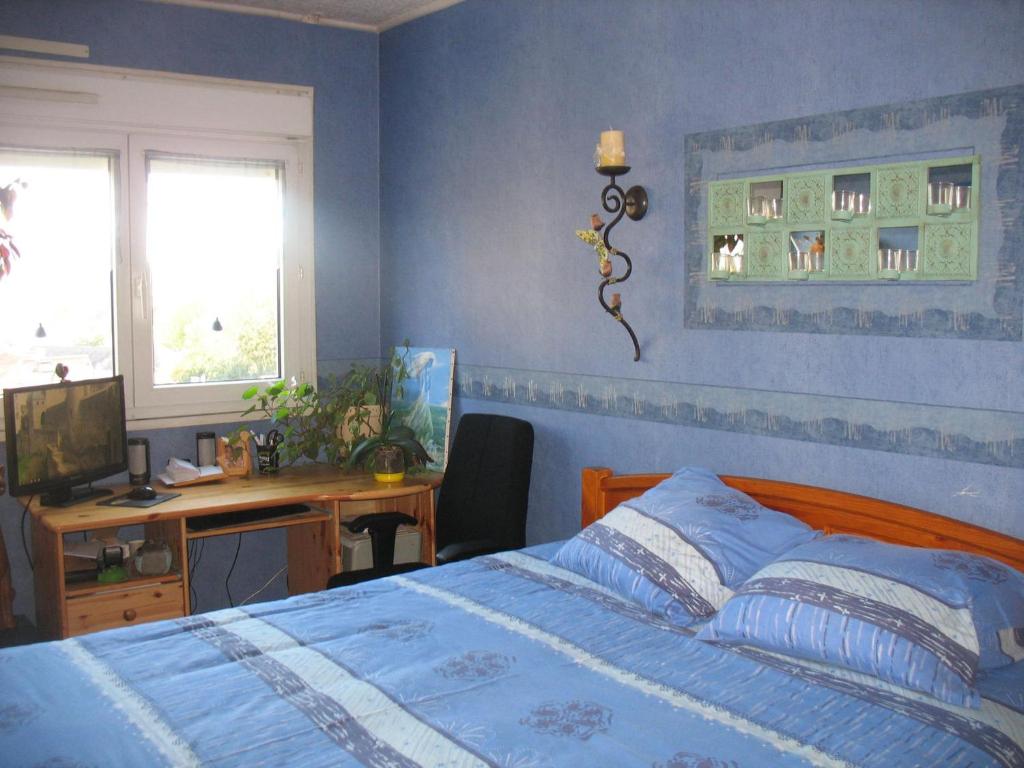 Een bed of bedden in een kamer bij Grande chambre double chez l'habitant