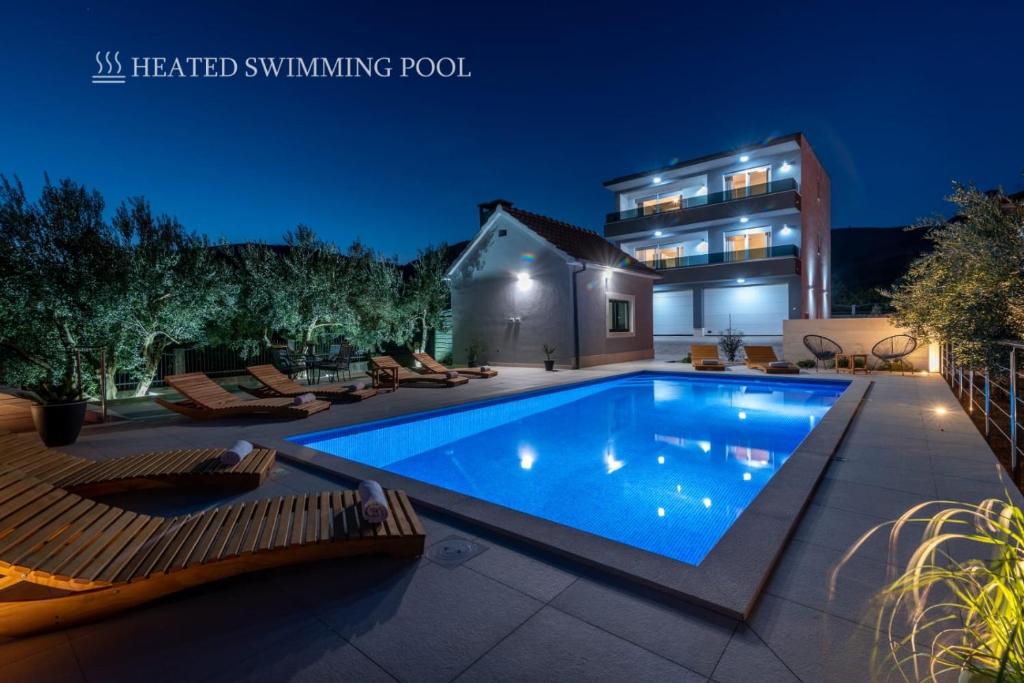 - une piscine dans l'arrière-cour d'une maison dans l'établissement Villa Dalmata, à Trogir