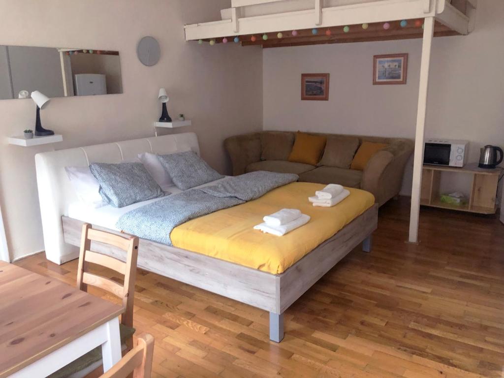 1 dormitorio con 1 cama y 1 sofá en una habitación en V57 APARTMENT OKTOGON en Budapest