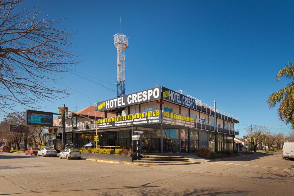 ein Gebäude an der Ecke einer Straße in der Unterkunft Hotel Crespo in Crespo