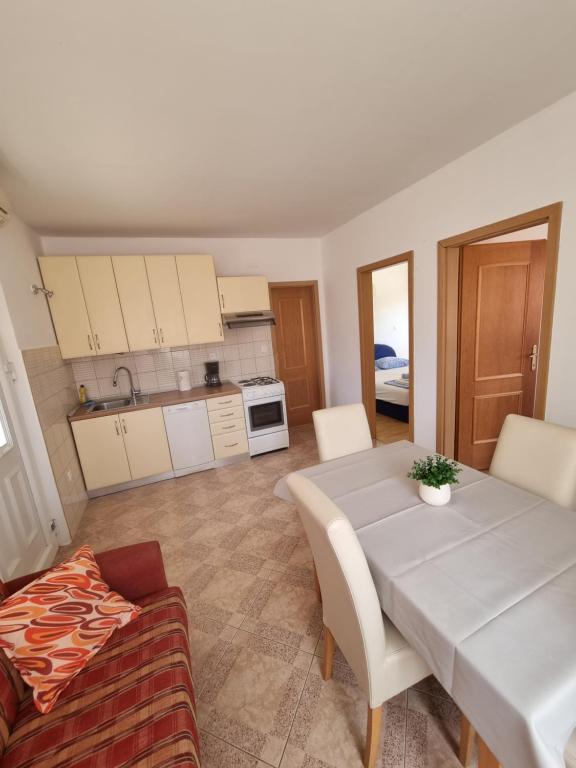 Kuchyňa alebo kuchynka v ubytovaní Euromodus apartmani