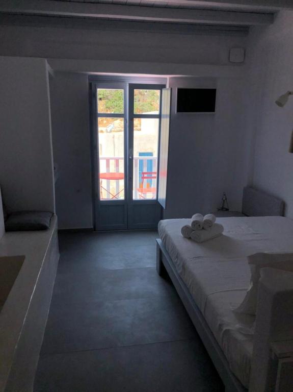 Postel nebo postele na pokoji v ubytování Theros Apartments Donoussa