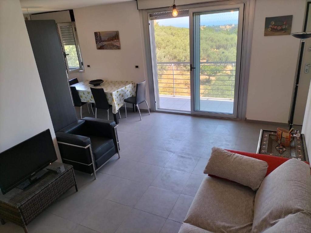 een woonkamer met een bank en een tafel bij Casa vacanza HADA in San Giacomo degli Schiavoni