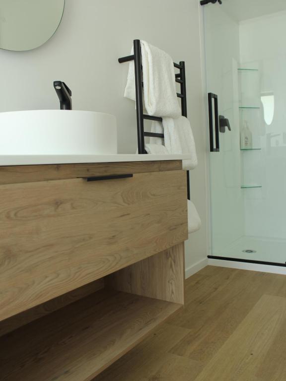 bagno con lavandino bianco e doccia di māra a Mapua